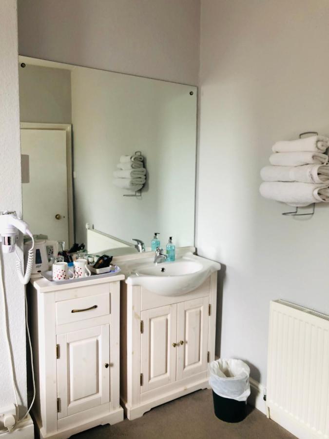 Brook House Bed & Breakfast Бродуей Екстериор снимка